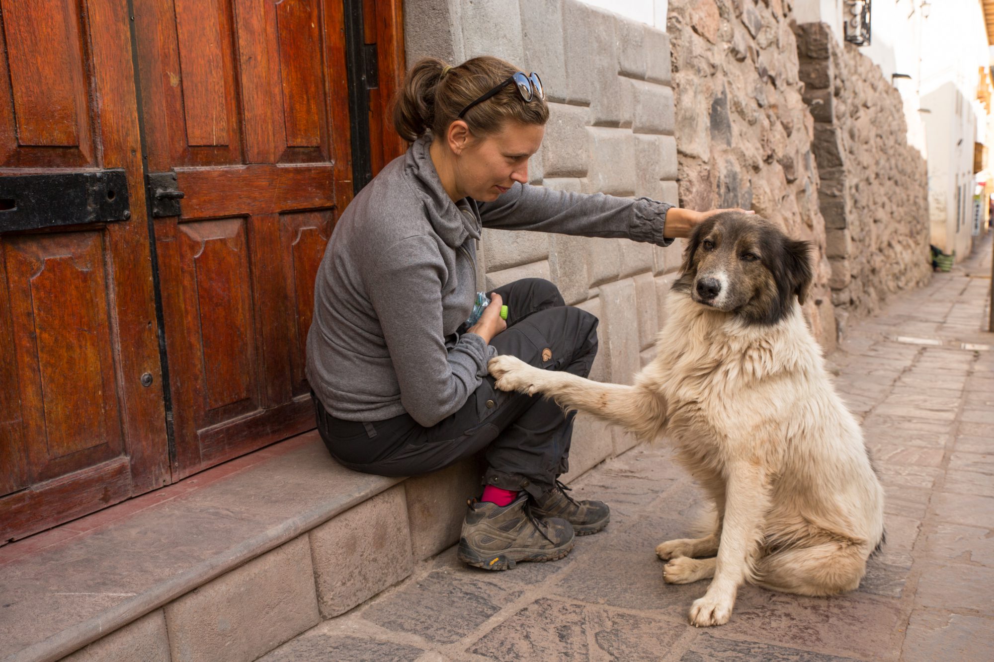 Helena mit Hund in Cusco