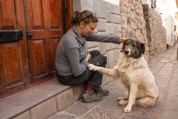 Helena mit Hund in Cusco
