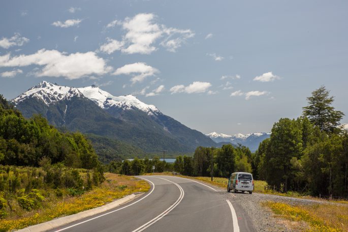 Campervan vor Bergkette