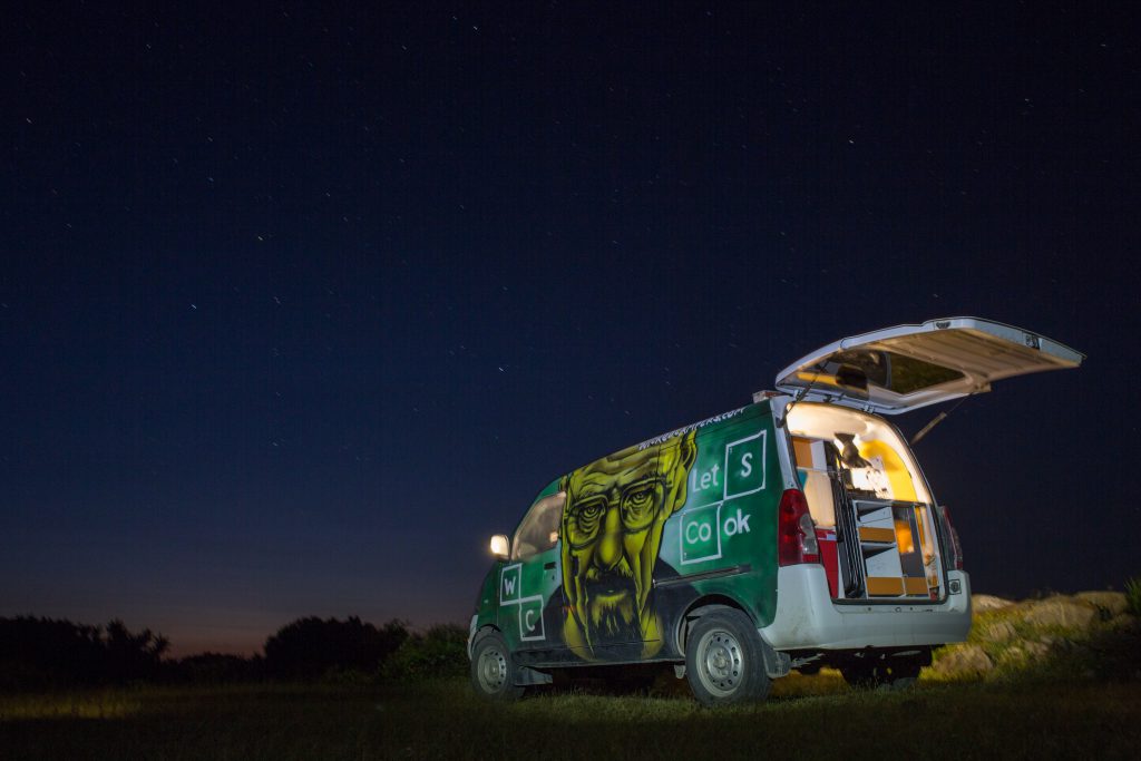 Campervan unter Sternenhimmel