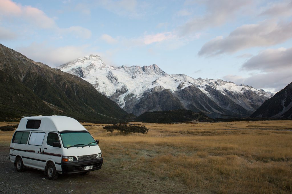 Campingplatz mit Bergpanorama