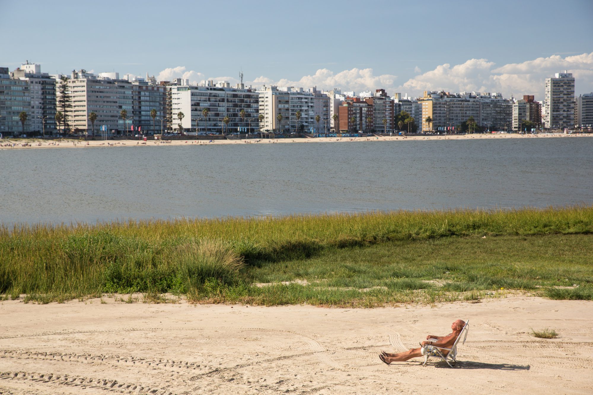 Mann am Strand vor Montevideo