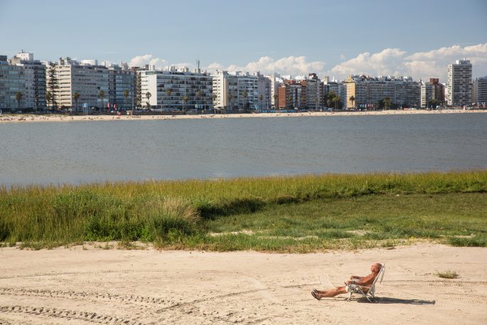 Mann am Strand vor Montevideo