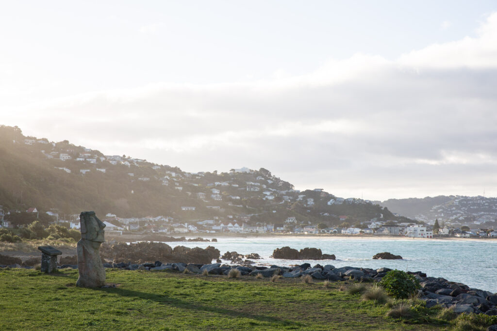 Blick über Lyall Bay im Süden Wellingtons, die Statue ist ein Geschenk Chiles