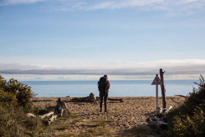 Helena am Strand im Abel Tasman Nationalpark