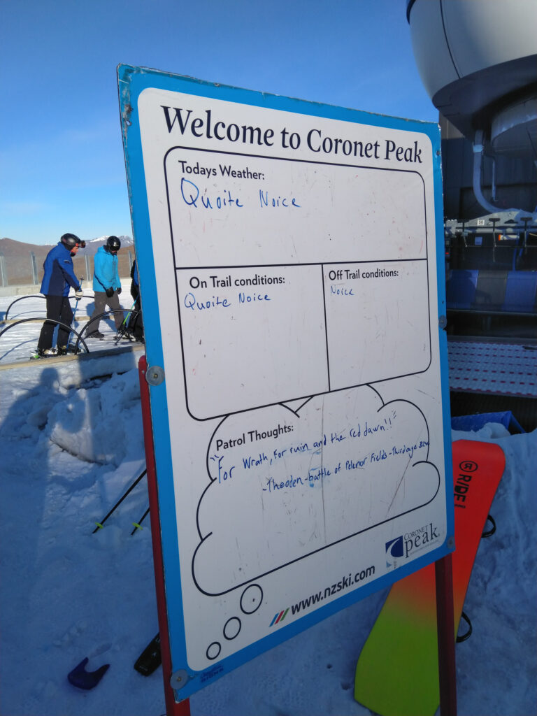 Hinweistafel im Skigebiet Coronet Peak bei Queenstown