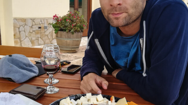 Tobi mit Käse bei Weinprobe