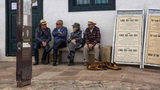 Menschen auf dem Marktplatz in Villa de Leyva