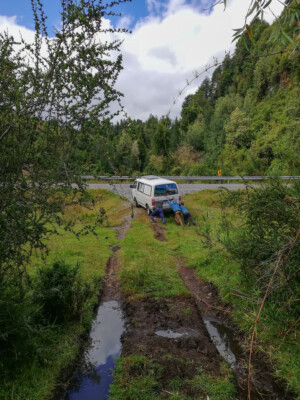 Van wird aus dem Dreck geschoben