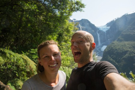 Helena und Tobi vor dem Gletscher im Nationalpark Queulat