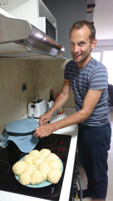 Tobi beim Knödel machen