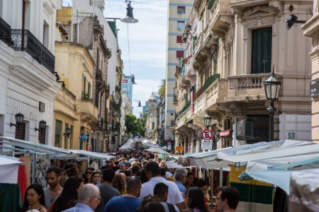 Trödelmarkt in der Calle Defensa