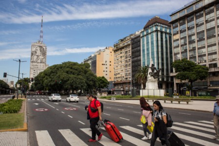 Avenida 9 de Julio, angeblich die breiteste Straße der Welt, im Hintergrund Evita-Bildnis am Sozialministerium