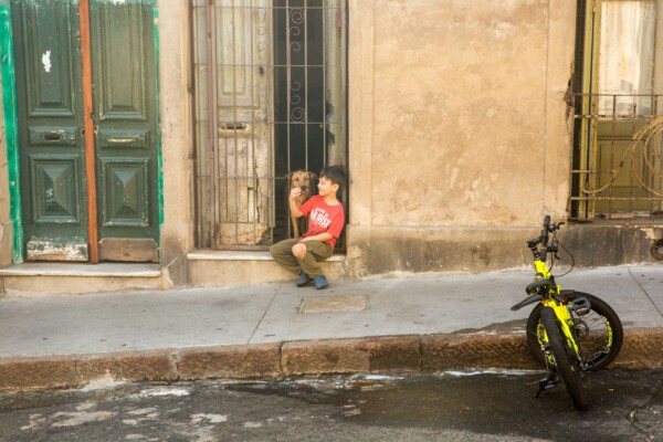 kleiner Junge mit Hund in der Altstadt von Montevideo