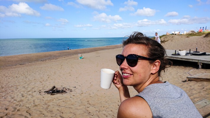 Helena mit Kaffee am Strand