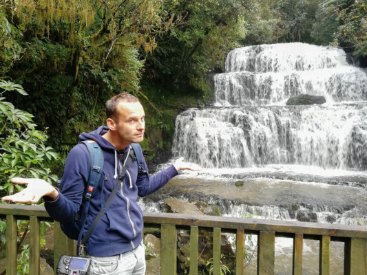 Tobi mit Wasserfall