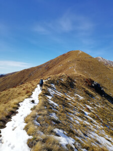 Doch noch ein Hauch von Schnee auf dem Pfad