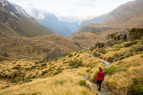 Helena auf dem Routeburn Track oberhalb der Hütte