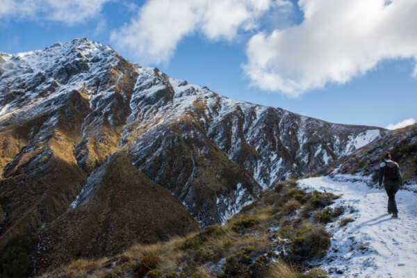 Helena beim Aufstieg zu Ben Lomond im Hintergrund