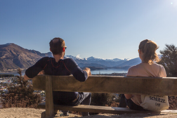 Helena und Tobi auf Mount Iron mit Blick über Wanaka