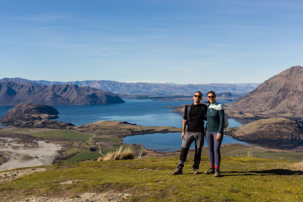 Helena und Tobi auf dem Rocky Mountain mit Wanaka im Hintergrund
