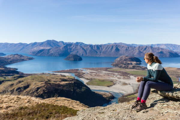 Helena auf dem Rocky Mountain mit Lake Wanaka im Hintergrund