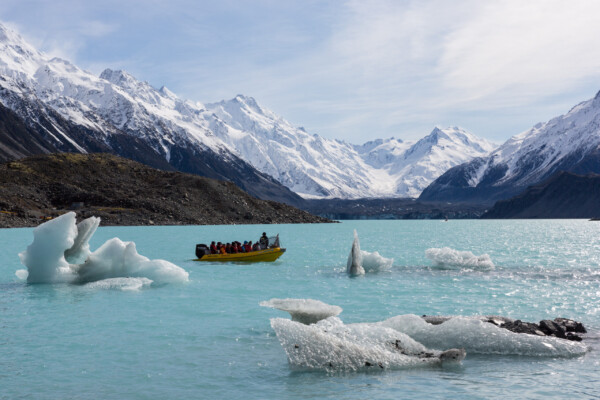 Tasman Lake mit gleichnamigem Gletscher im Hintergrund