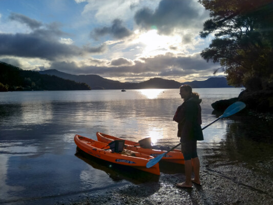 Helena beim frühmorgendlichen Aufbruch mit den Kayaks